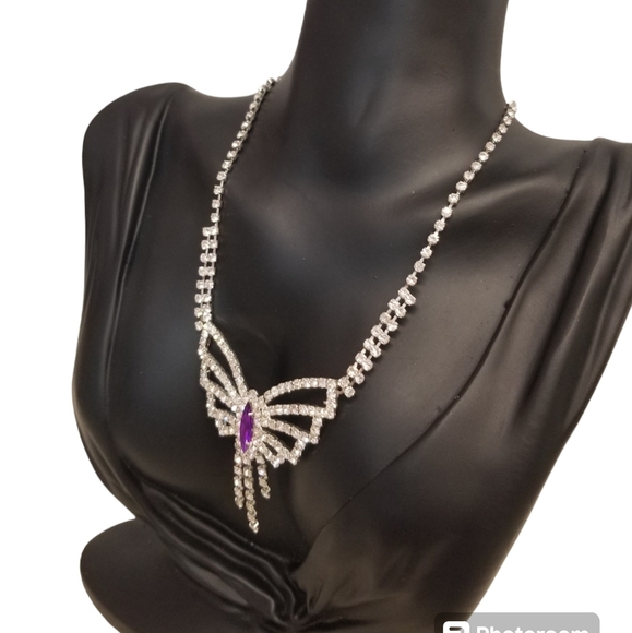 BEAUTIFUL DAINTY SILVERTONE & AUSTRIAN CRYSTAL OPEN DESIGN BUTTERFLY NECKLACE - Picture 3 of 6